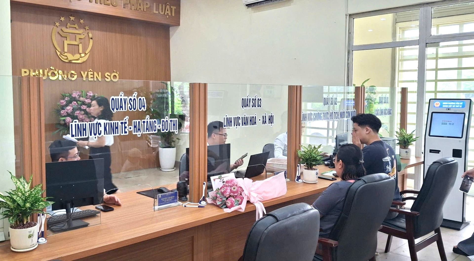 Điểm tiếp nhận, phục vụ hành chính công phường Yên Sở. Ảnh: Hiền Thu