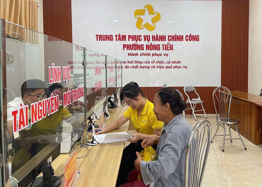 nhan-vien-buu-dien-tinh-tuyen-quang-ho-tro-nguoi-dan-tai-ttpvhcc-phuong-nong-tien.jpg
