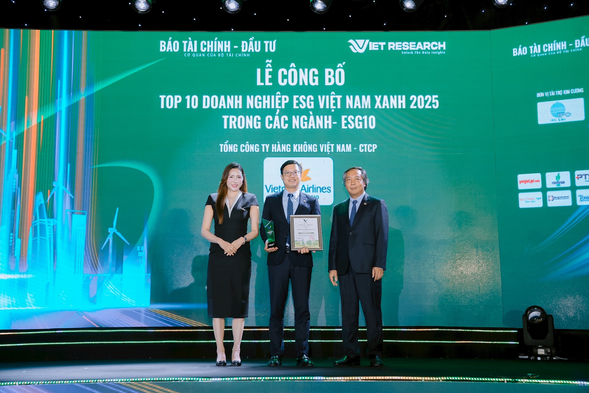 ong-le-trong-minh-pho-tong-bien-tap-bao-tai-chinh-dau-tu-phai-ong-do-dong-hung-truong-ban-truyen-thong-vietnam-airlines-giua-ba-tran-thi-ngoc-ha-giam-doc-vietresearch-trai-.jpg