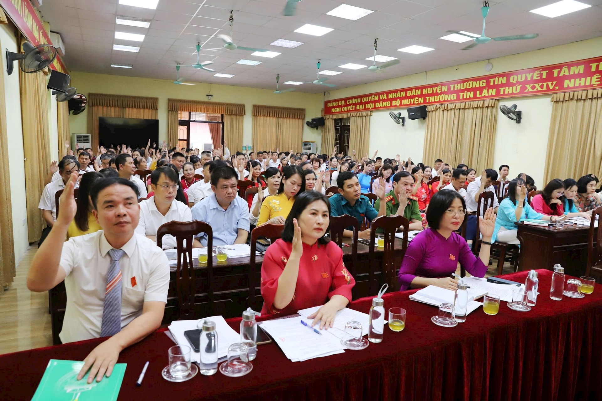 Đại biểu HĐND Thường Tín biểu quyết, thống nhất các Nghị quyết HĐND xã Thường Tín. Ảnh: Tô Quý