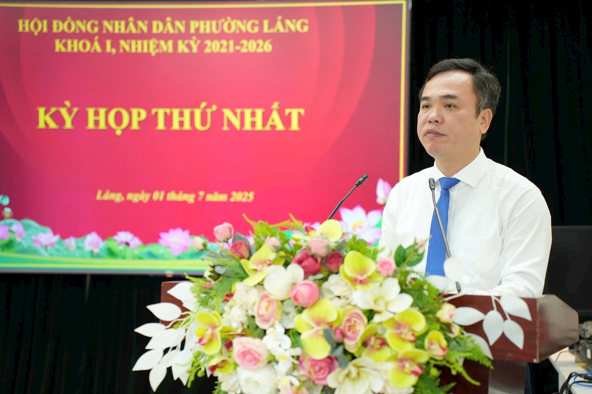 Bí thư Đảng uỷ, Chủ tịch UBND phường Láng Nguyễn Hồng Dân phát biểu khai mạc kỳ họp. Ảnh: Hồng Mạnh.