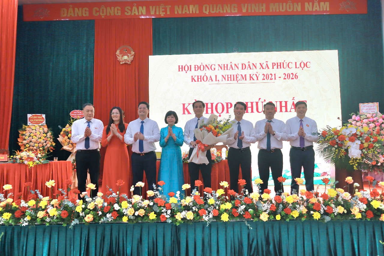 Các đồng chí lãnh đạo HĐND, UBND xã Phúc Lộc nhiệm kỳ 2021-2026. Ảnh: Minh Phú