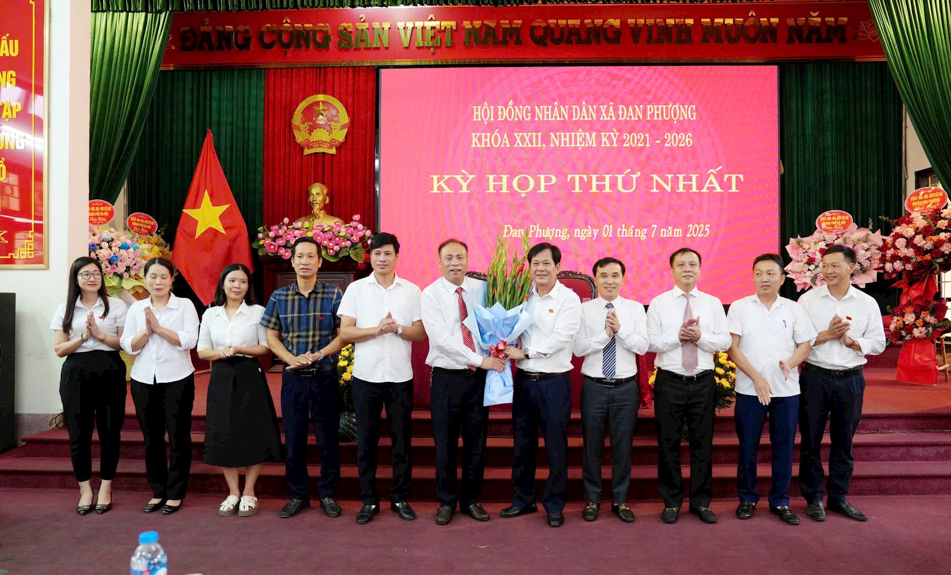 Các đồng chí lãnh đạo HĐND xã Đan Phượng ra mắt tại kỳ họp. Ảnh: Thắng Văn