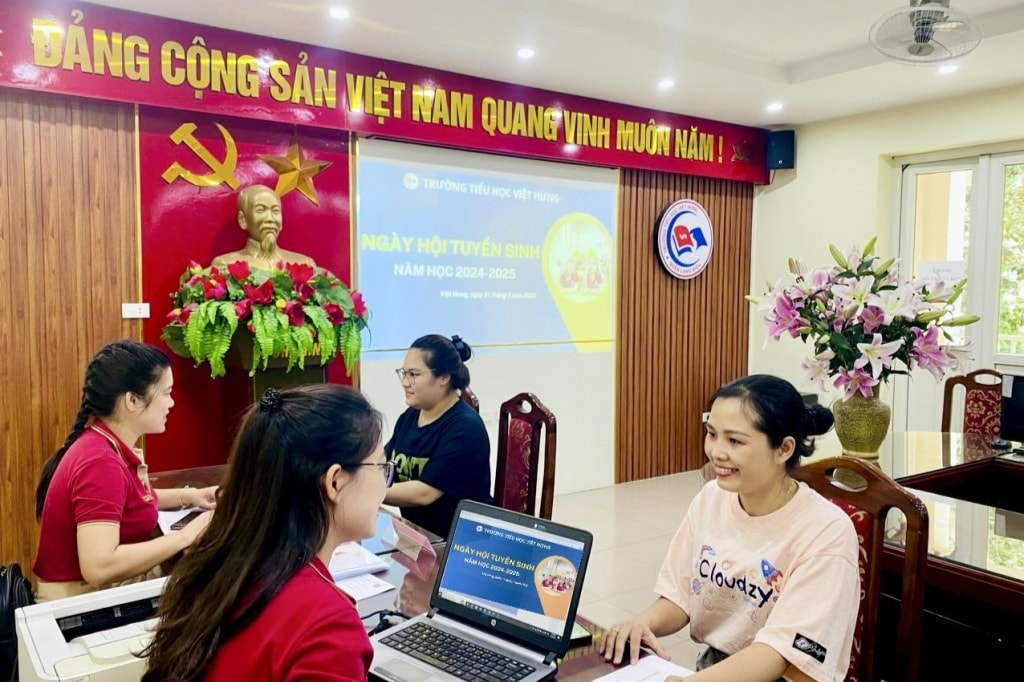 Các thầy cô trong Ban tuyển sinh của trường Tiểu học Việt Hưng đã gọi điện cho từng phụ huynh để nhắc thời hạn tuyển sinh theo quy định Các thầy cô trong Ban tuyển sinh của trường Tiểu học Việt Hưng đã gọi điện cho từng phụ huynh để nhắc thời hạn tuyển sinh theo quy định