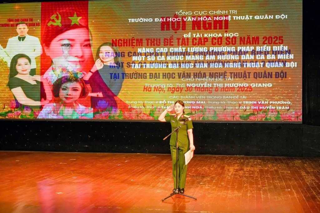 Hội nghị, Thượng tá, Thạc sĩ, NSƯT Nguyễn Thị Hương Giang báo cáo về đề tài Hội nghị, Thượng tá, Thạc sĩ, NSƯT Nguyễn Thị Hương Giang báo cáo về đề tài