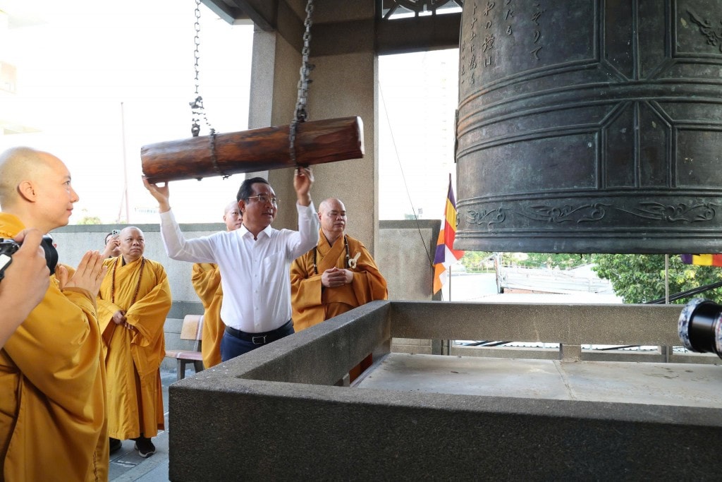 Chủ tịch UBND TP Hồ Chí Minh Nguyễn Văn Được thực hiện nghi thức giống 3 hồi chuông bát nhã tại chùa Vĩnh Nghiêm sáng nay