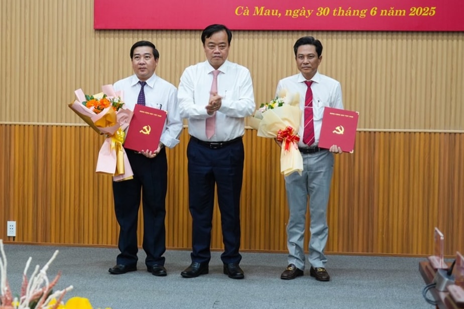 Ủy viên dự khuyết Ban Chấp hành Trung ương Đảng, Phó Bí thư Thường trực Tỉnh ủy Huỳnh Quốc Việt (người giữa) trao quyết định điều động, bổ nhiệm cho các Phó Bí thư Đảng ủy UBND tỉnh.