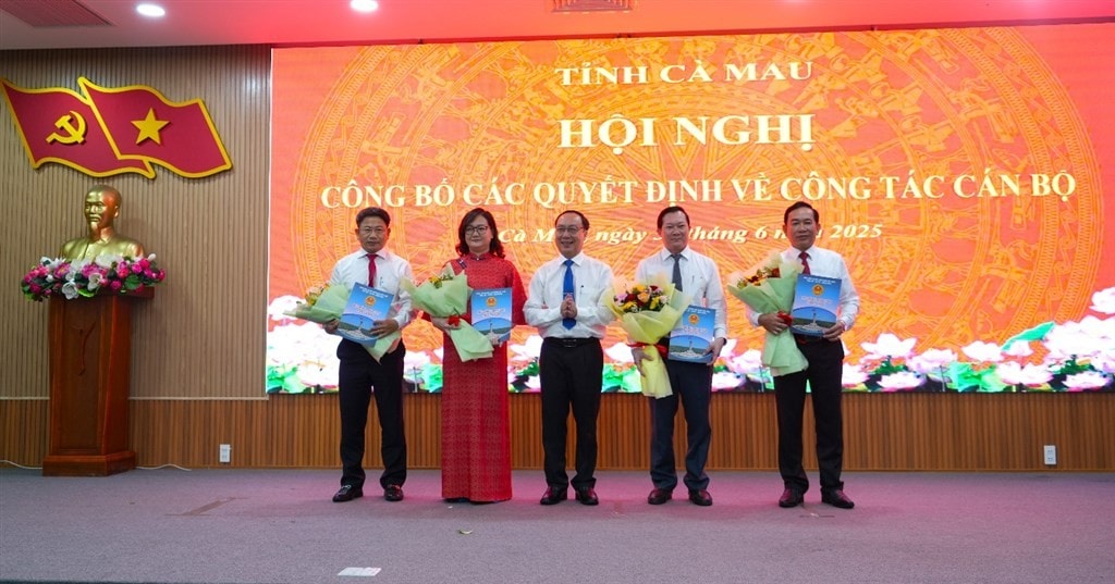  Phó Chủ tịch HĐND tỉnh Phan Hoàng Vũ trao các Quyết định của Thường trực HĐND tỉnh bổ nhiệm các Phó Chánh Văn phòng Đoàn Đại biểu quốc hội và HĐND tỉnh Cà Mau.