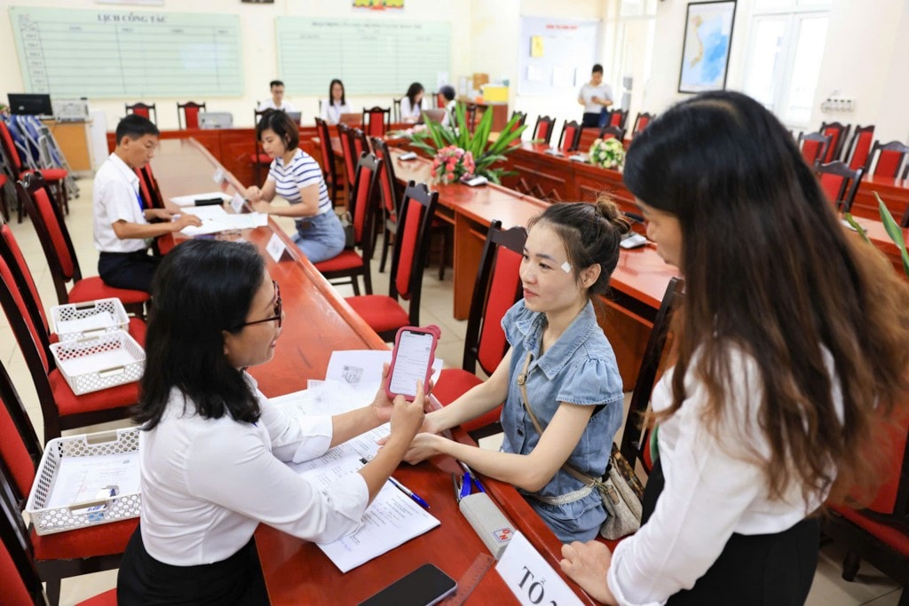 Theo thống kê của nhà trường, đến 9h sáng 1/7, hệ thống đã ghi nhận 100% phụ huynh đăng ký tuyển sinh trực tuyến thành công với 363 chỉ tiêu được giao. Ảnh: Đại Thắng