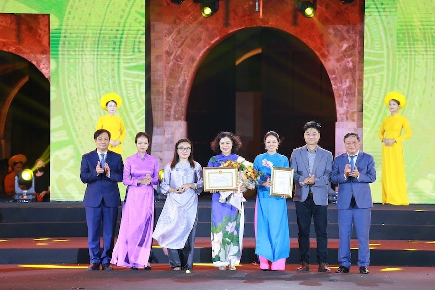 Đồng chí Phan Xuân Thủy - Phó Trưởng ban Tuyên giáo Trung ương và đồng chí Nguyễn Văn Phong - Phó Bí thư Thành ủy Hà Nội trao giải Đặc biệt tới các tác giả đạt giải Đặc biệt 