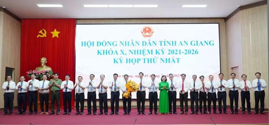 Bí thư Tỉnh ủy An Giang Nguyễn Tiến Hải tặng hoa chúc mừng thành viên UBND tỉnh An Giang