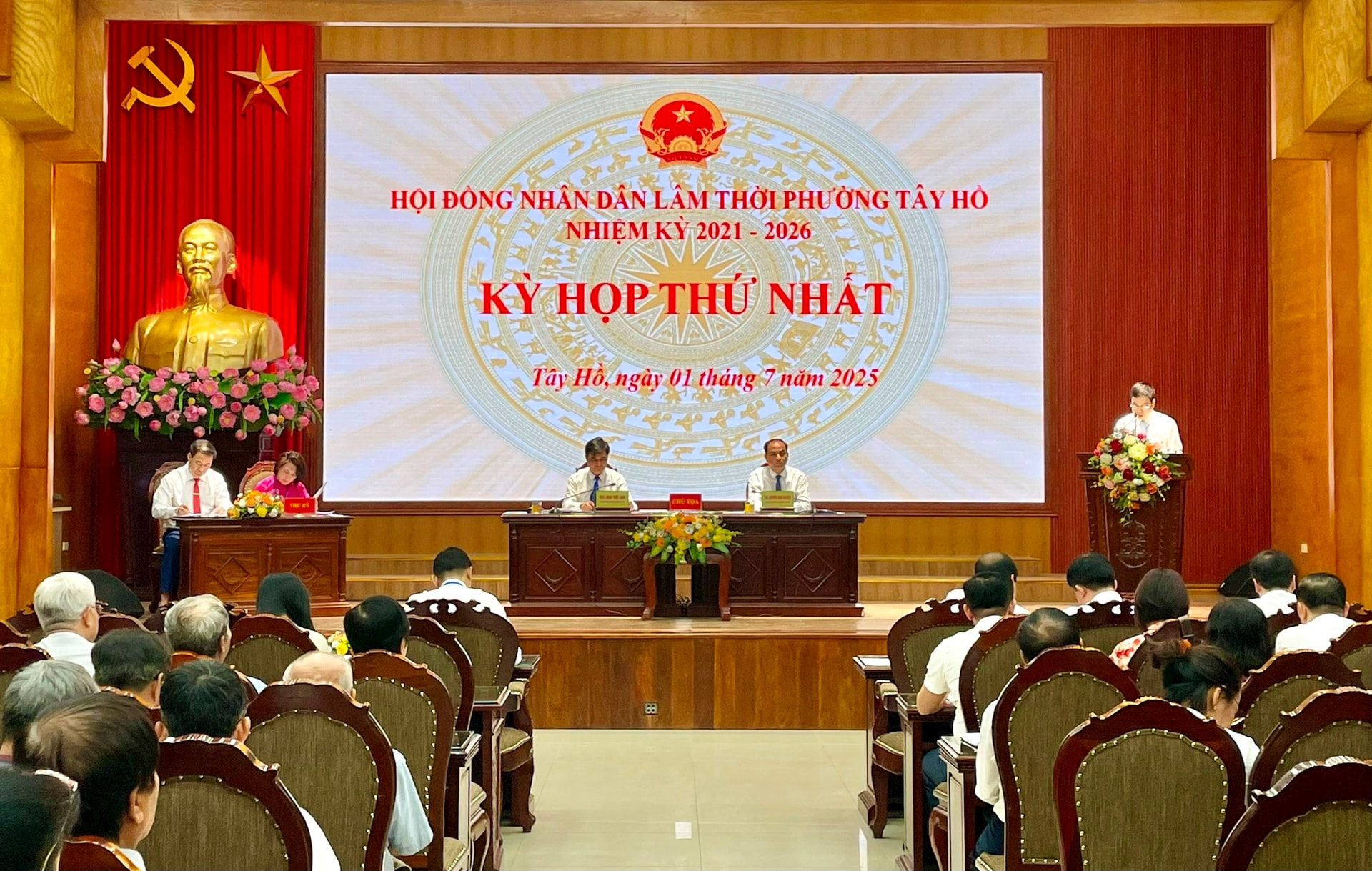 phuong-tay-ho.jpg