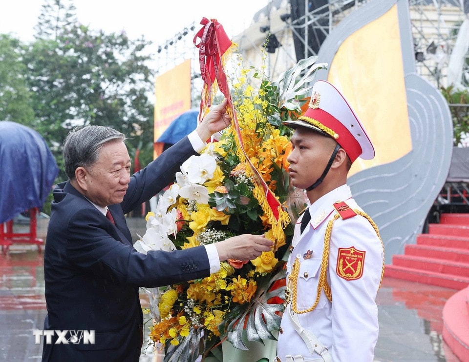 Tổng Bí thư Tô Lâm dâng hoa tại tượng đài Tổng Bí thư Nguyễn Văn Linh, tỉnh Hưng Yên. (Ảnh: Thống Nhất/TTXVN)