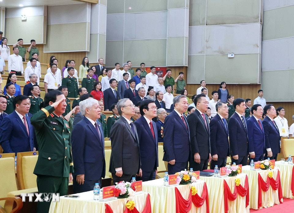 Tổng Bí thư Tô Lâm cùng các đồng chí lãnh đạo, nguyên lãnh đạo Đảng Nhà nước thực hiện nghi lễ chào cờ. (Ảnh: Thống Nhất/TTXVN)
