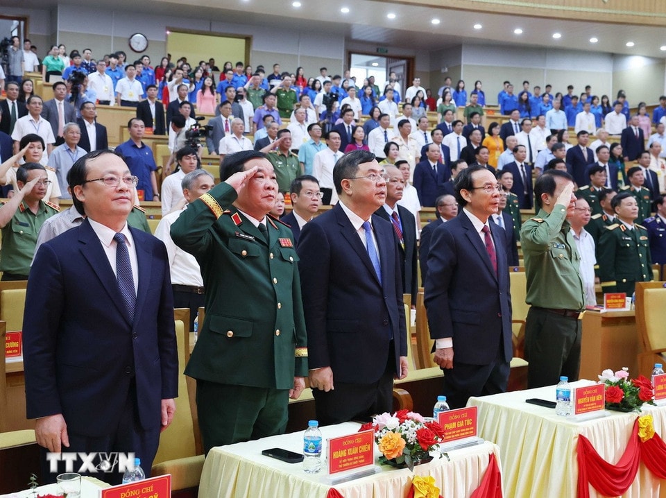 Các đại biểu thực hiện nghi lễ chào cờ. (Ảnh: Thống Nhất/ TTXVN)