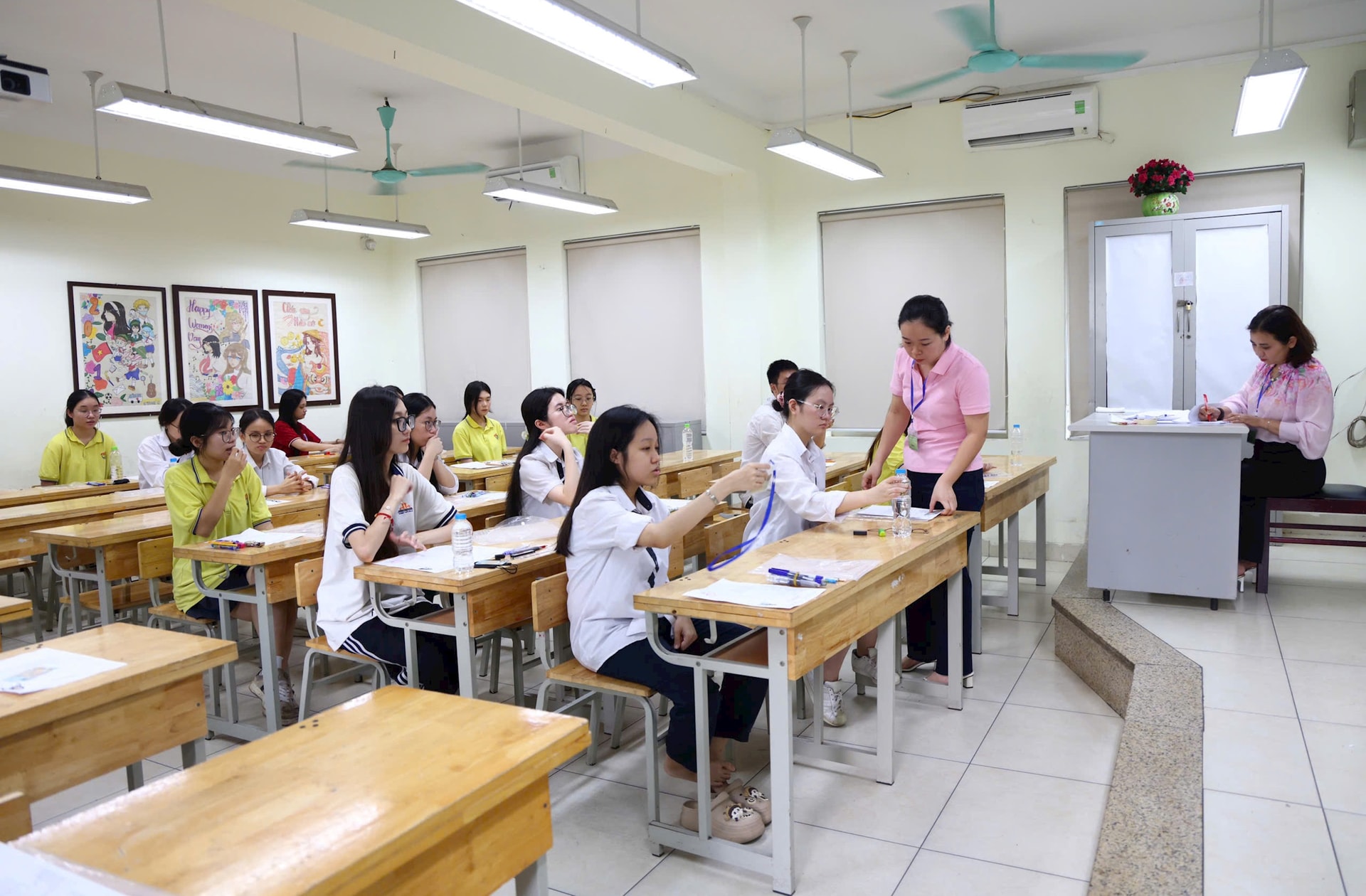 giam-thi-pho-bien-quy-che-ky-thi-ky-thi-tot-nghiep-trung-hoc-pho-thong-nam-2025-cho-thi-sinh-tai-diem-thi-truong-trung-hoc-co-so-nguyen-du-phuong-hoan-kiem-.-anh-minh-khang.jpg