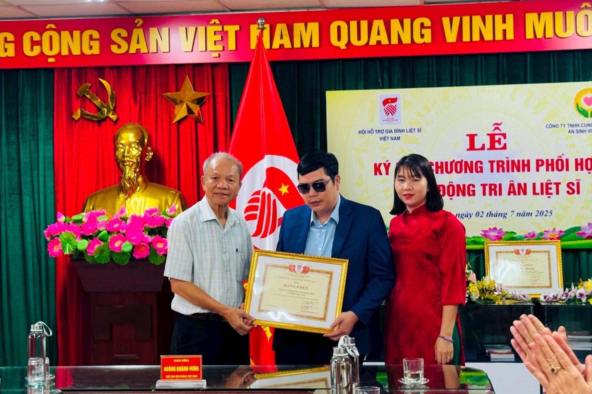 1-trao-bang-khen.jpg