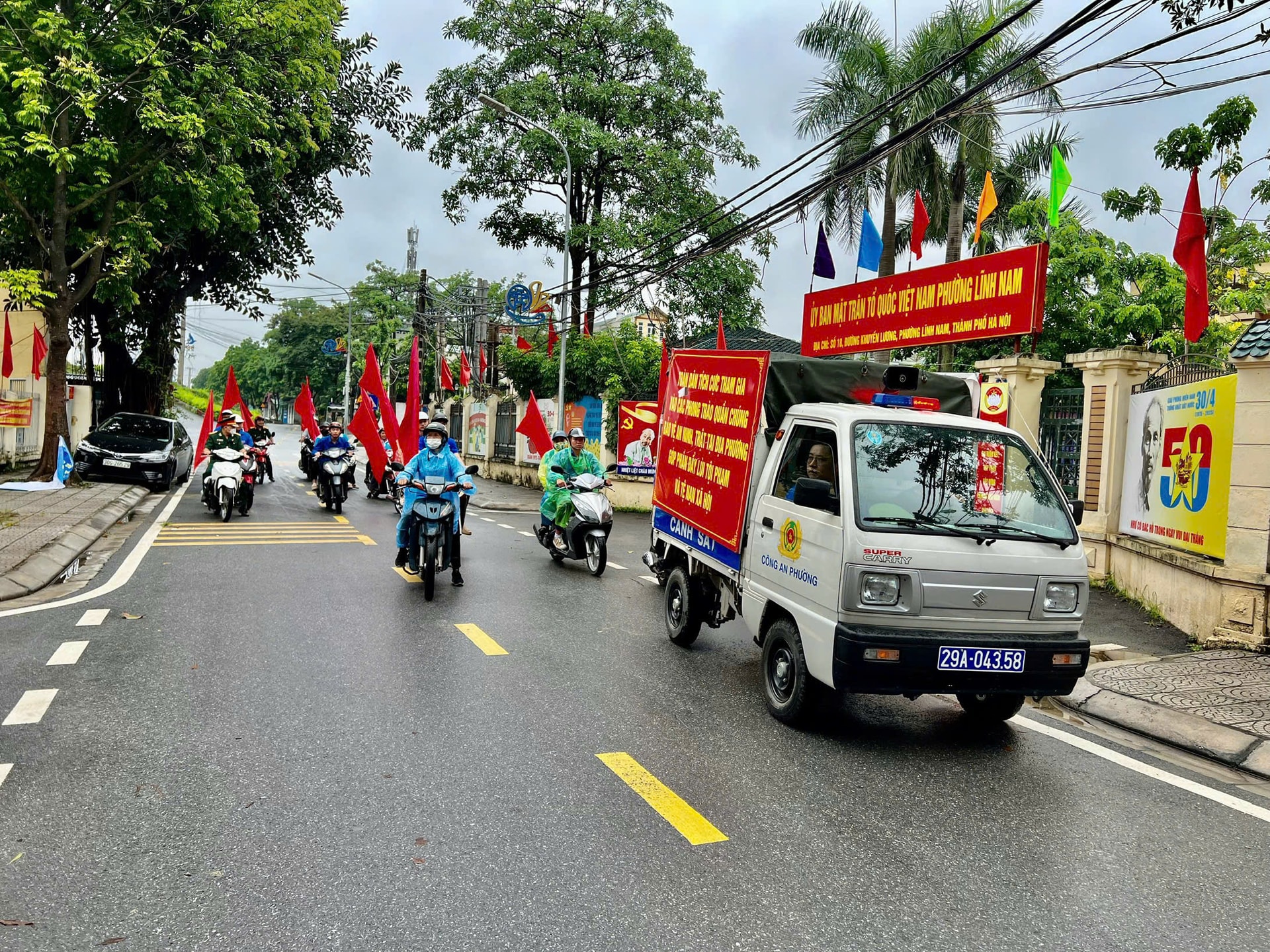 Đoàn xe tuyên truyền cổ động đi trên các tuyến phố. Ảnh: Hiền Thu