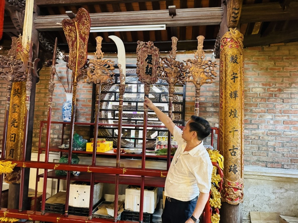 Ông Đặng Sơn Hải - Trưởng Ban quản lý đình tự hào vì dân làng gìn giữ được bộ chấp kích hơn 100 năm
