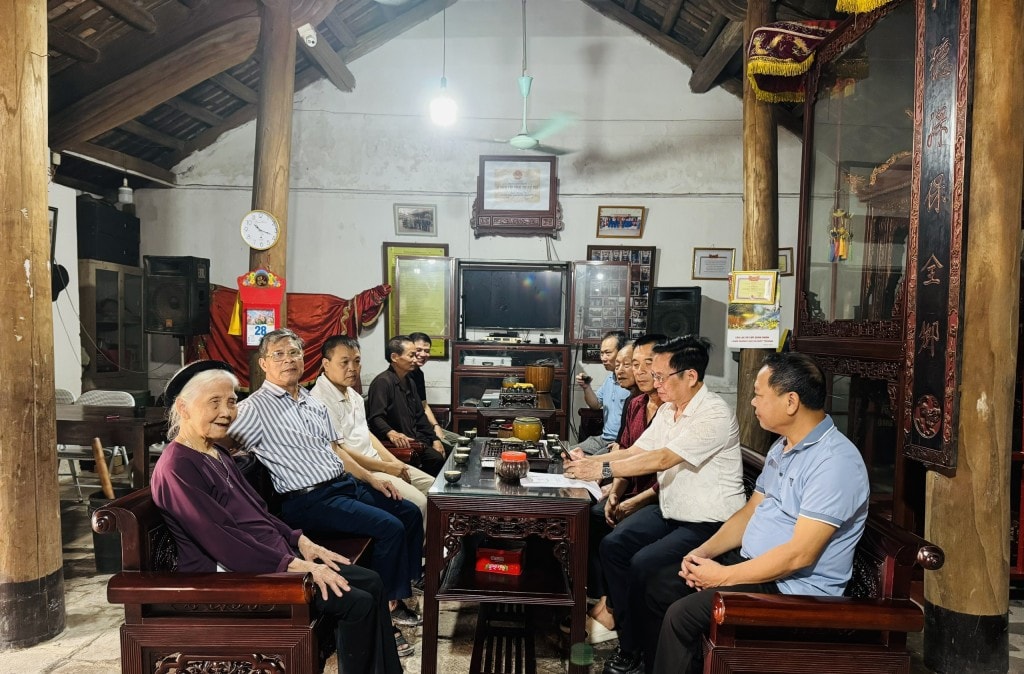 Các cụ cao niên trong Ban quản lí đình bàn việc tổ chức hoạt động