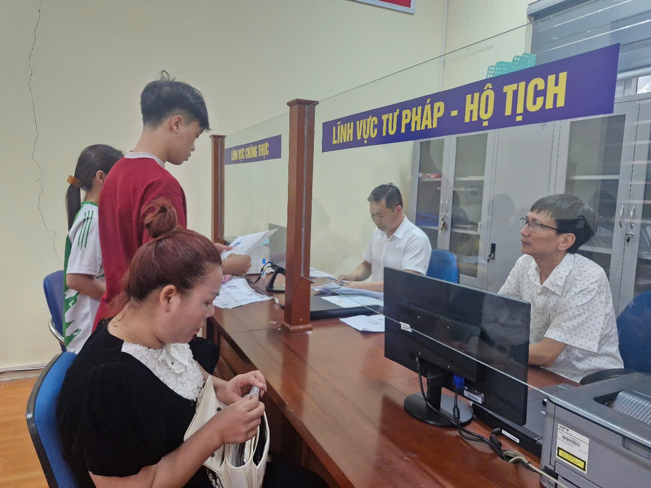 Trong những ngày đầu tháng 7, người dân đến Điểm phục vụ hành chính công xã Kiều Phú giải quyết công việc được tiếp đón, hướng dẫn tận tình. Ảnh: Hoàng Sơn