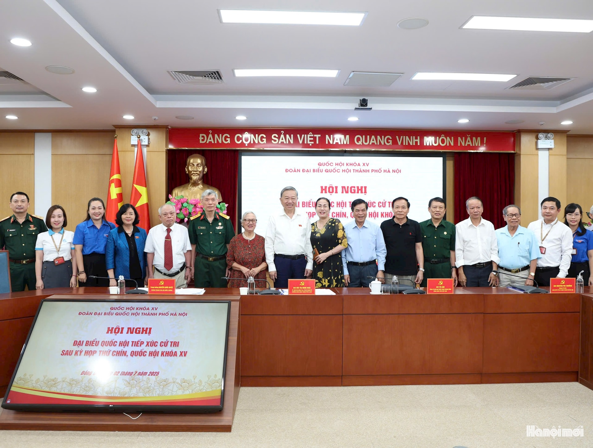 Tổng Bí thư Tô Lâm, Bí thư Thành ủy Hà Nội Bùi Thị Minh Hoài với các cử tri.