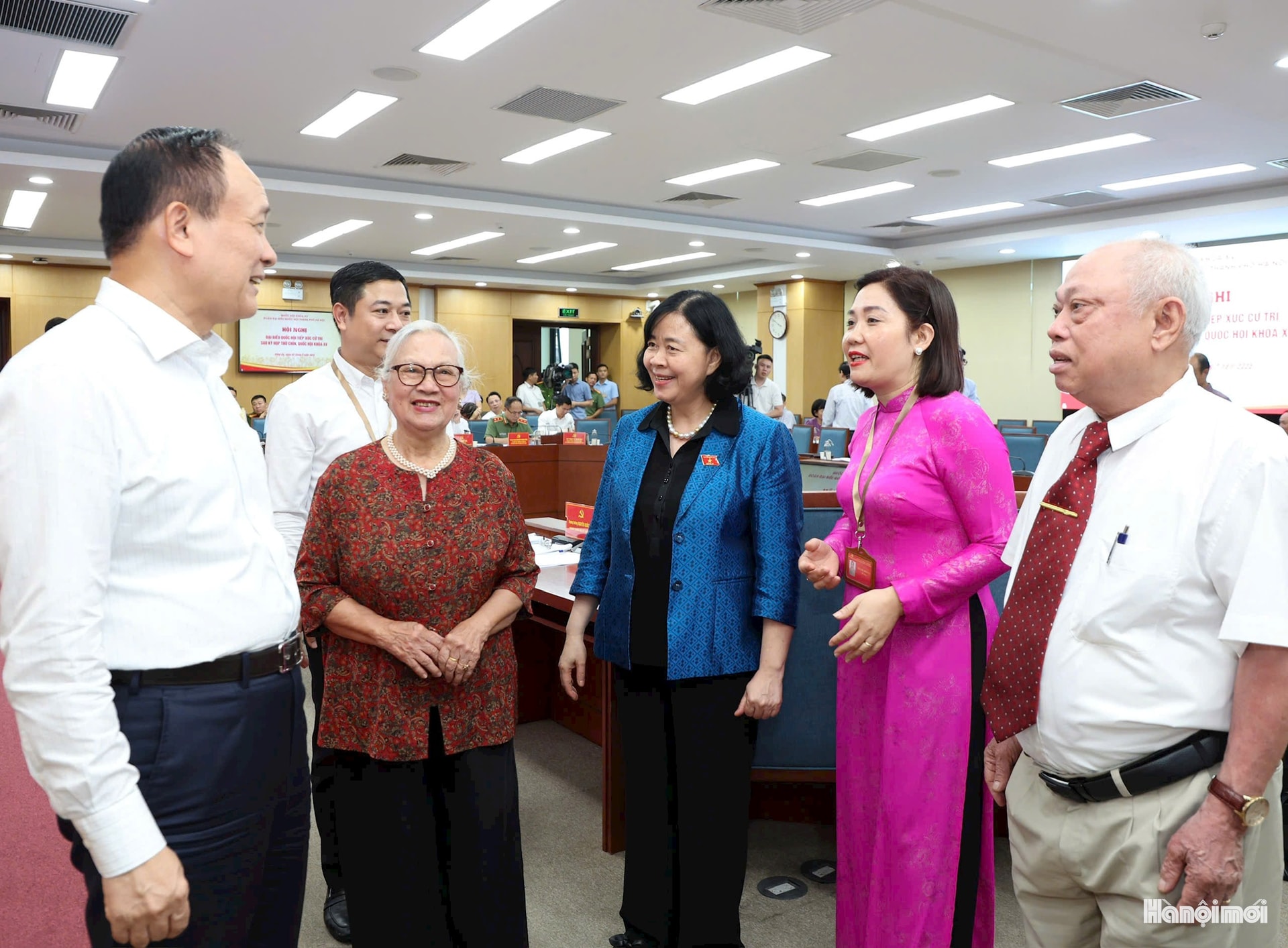 Bí thư Thành ủy, Trưởng đoàn đại biểu Quốc hội thành phố Hà Nội Bùi Thị Minh Hoài với các cử tri.
