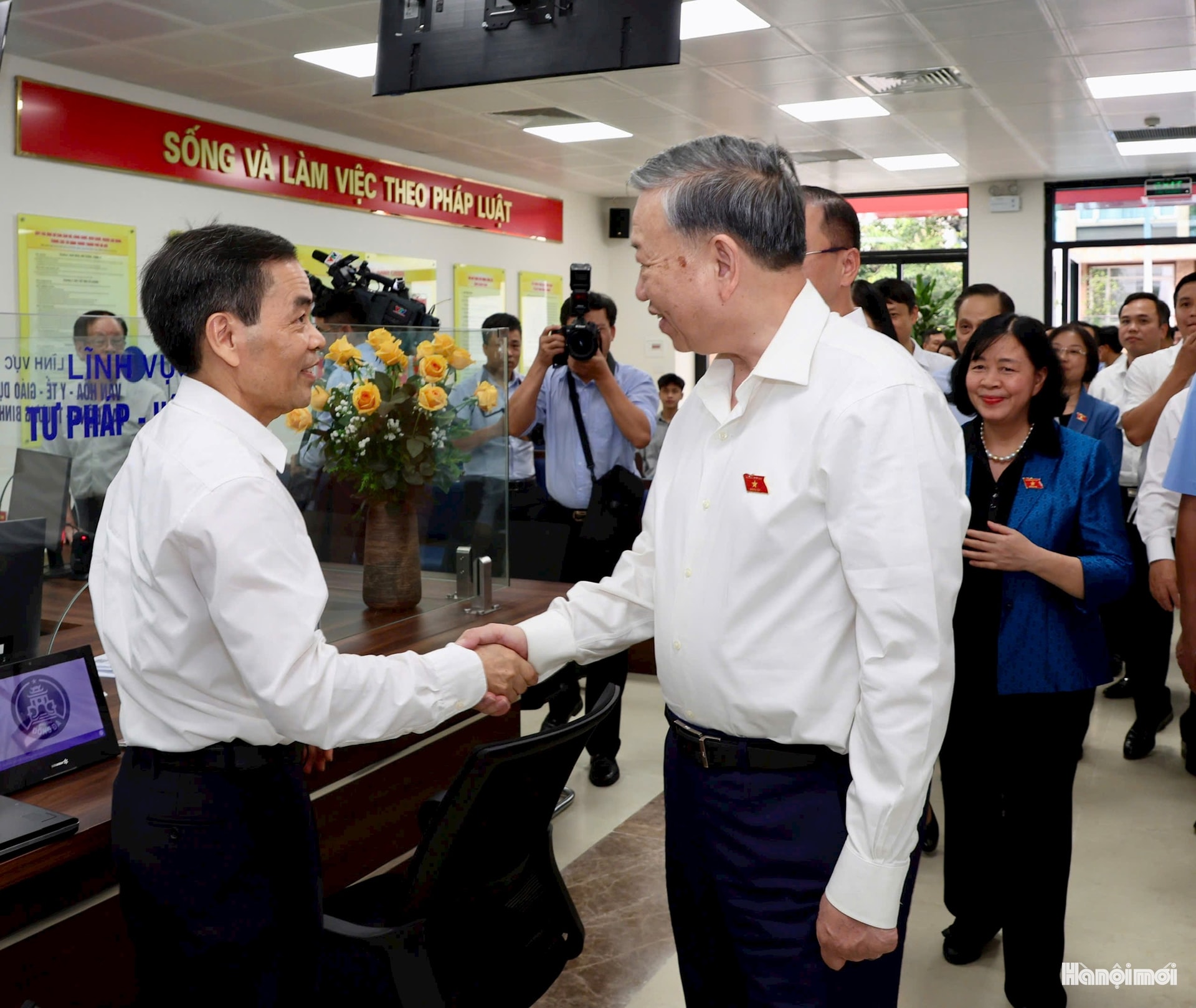  Tổng Bí thư Tô Lâm thăm hỏi người dân tới làm thủ tục hành chính.