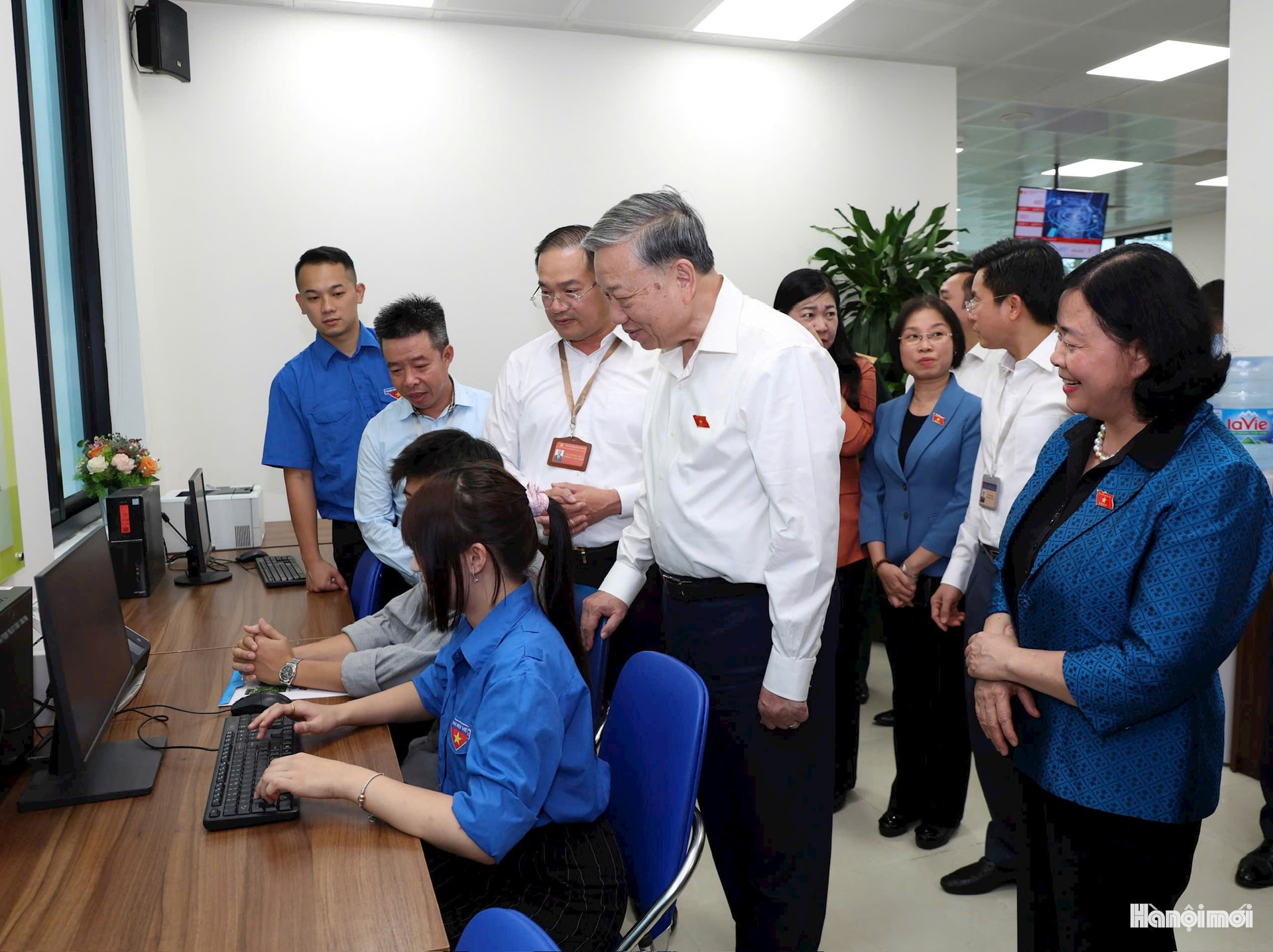  Tổng Bí thư Tô Lâm cùng các đại biểu thăm, kiểm tra hoạt động chính quyền địa phương 2 cấp tại Điểm tiếp nhận, phục vụ hành chính công.