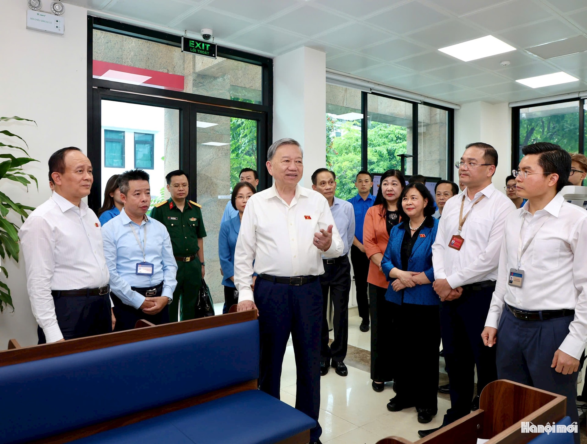 Tổng Bí thư đặc biệt đánh giá cao sự sắp xếp tại Điểm phục vụ hành chính công Phường Đống Đa, nơi người dân rất phấn khởi với sự đổi mới trong cách làm, tư duy và tác phong phục vụ nhân dân.
