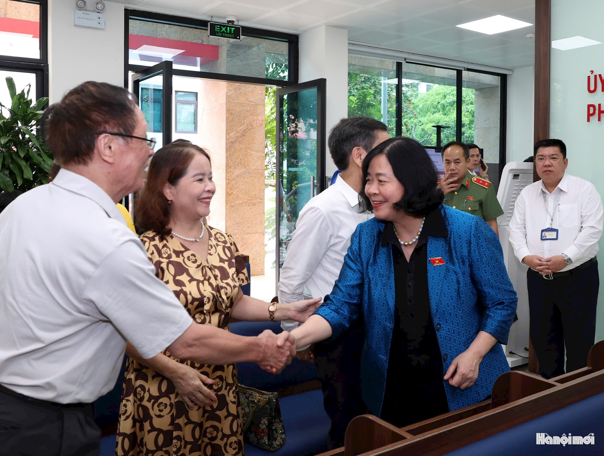  Bí thư Thành ủy, Trưởng đoàn đại biểu Quốc hội thành phố Hà Nội Bùi Thị Minh Hoài thăm hỏi người dân tới làm thủ tục hành chính