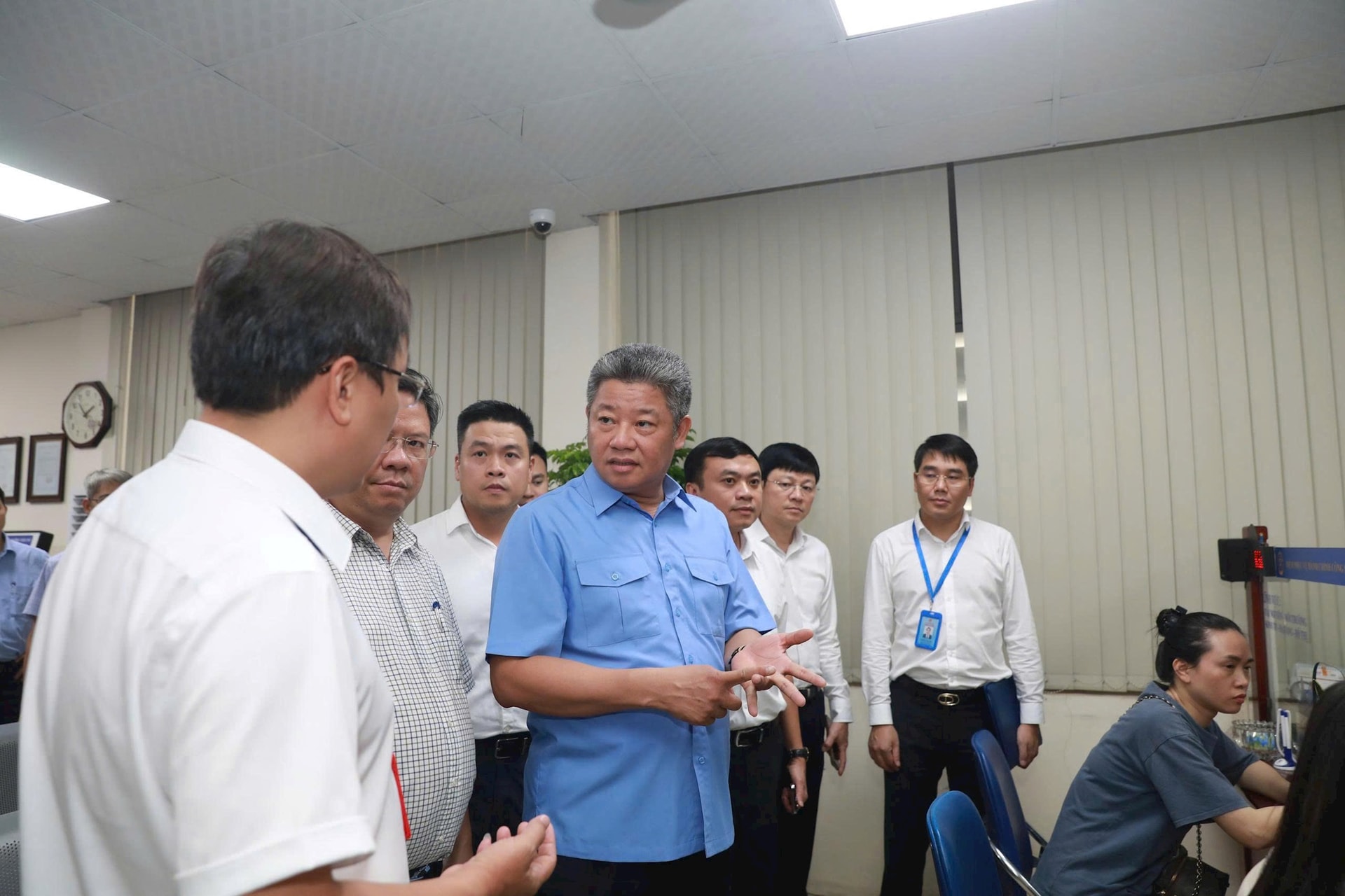 Phó Chủ tịch UBND thành phố Nguyễn Mạnh Quyền kiểm tra thực tế tại Điểm phục vụ hành chính công Lĩnh Nam. Ảnh: HIền Chi 