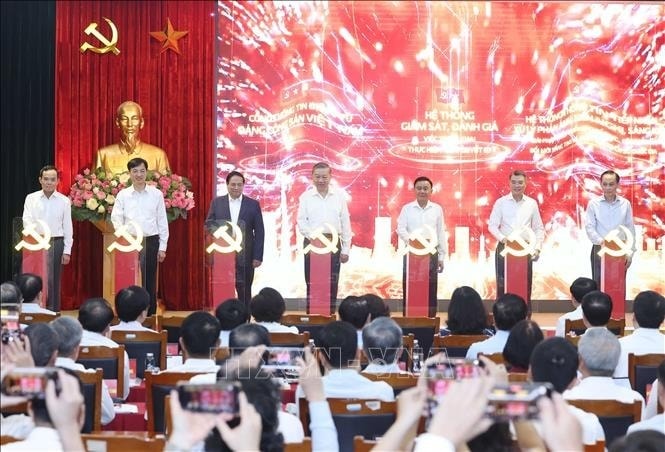 Tổng Bí thư Tô Lâm, Thủ tướng Phạm Minh Chính và các đại biểu thực hiện nghi thức ra mắt 3 nền tảng số phục vụ triển khai Nghị quyết 57-NQ/TW. 