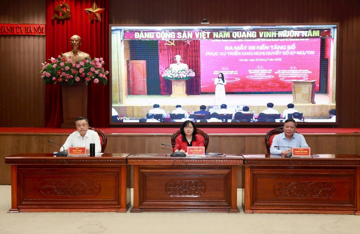 Lãnh đạo dự hội nghị tại điểm cầu Thành ủy Hà Nội.
