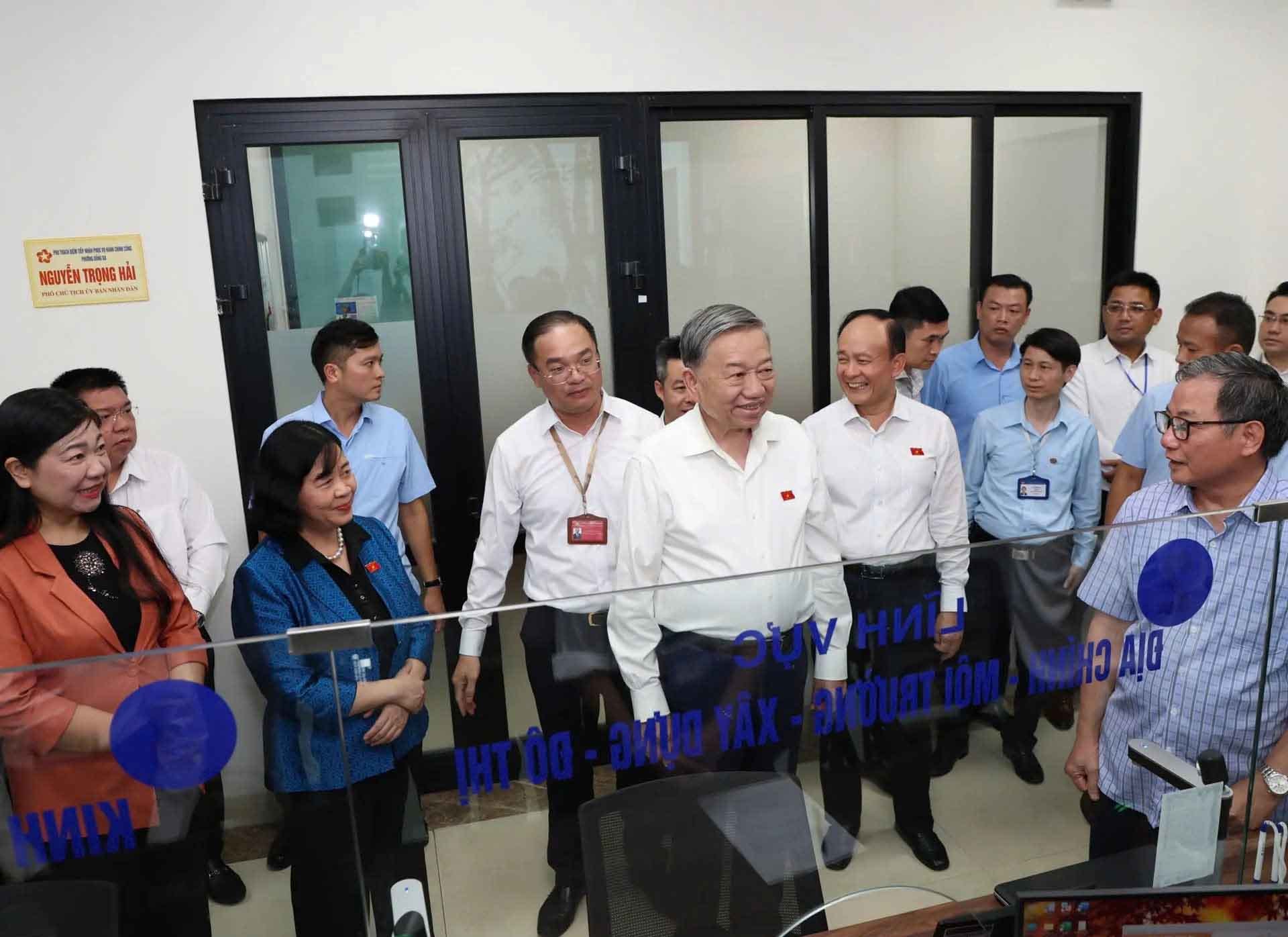 Tổng Bí thư Tô Lâm cùng các đại biểu thăm, kiểm tra hoạt động chính quyền địa phương 2 cấp tại Điểm tiếp nhận, phục vụ hành chính công phường Đống Đa. Ảnh: Thanh Hải