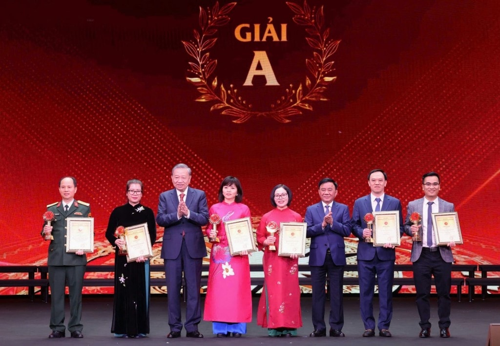 Tổng Bí thư Tô Lâm và Thường trực Ban Bí thư Trần Cẩm Tú trao tặng giải A cho các tác giả, nhóm tác giả đoạt Giải Búa liềm vàng lần thứ IX