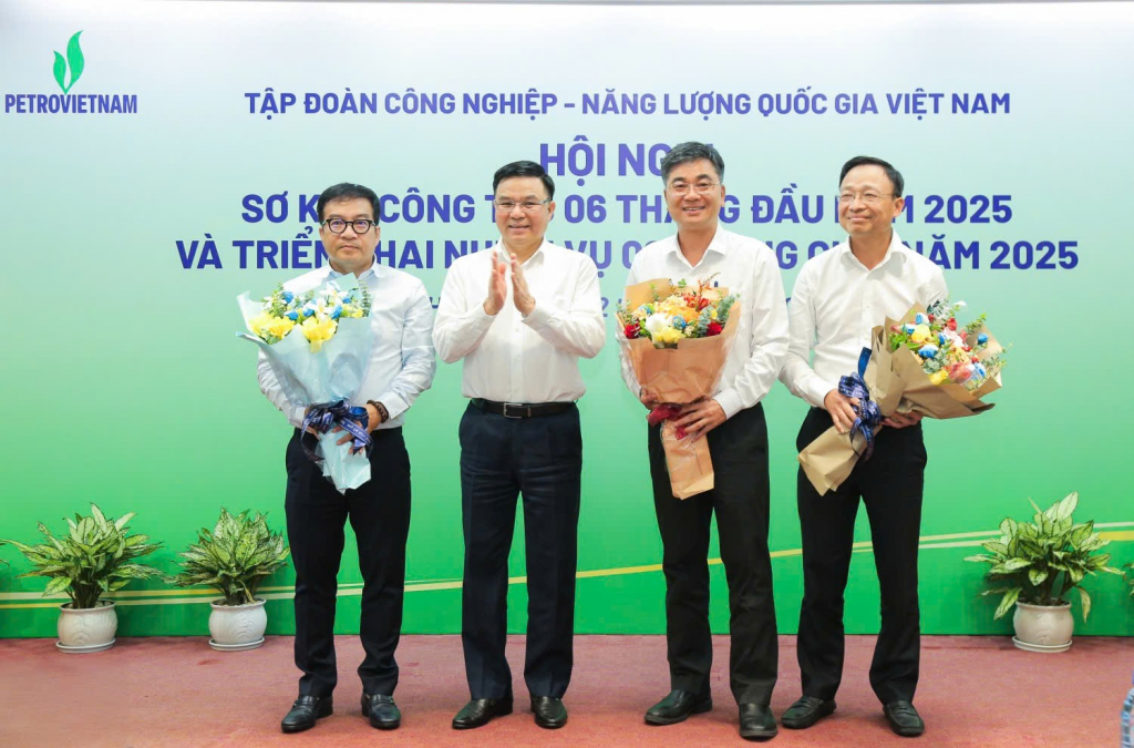 BSR vinh dự được Tập đoàn Công nghiệp - Năng lượng quốc gia Việt Nam vinh danh là một trong ba đơn vị của Tập đoàn hoàn thành toàn diện kế hoạch quản trị 6 tháng đầu năm về sản lượng sản xuất và các chỉ tiêu tài chính BSR vinh dự được Tập đoàn Công nghiệp - Năng lượng quốc gia Việt Nam vinh danh là một trong ba đơn vị của Tập đoàn hoàn thành toàn diện kế hoạch quản trị 6 tháng đầu năm về sản lượng sản xuất và các chỉ tiêu tài chính