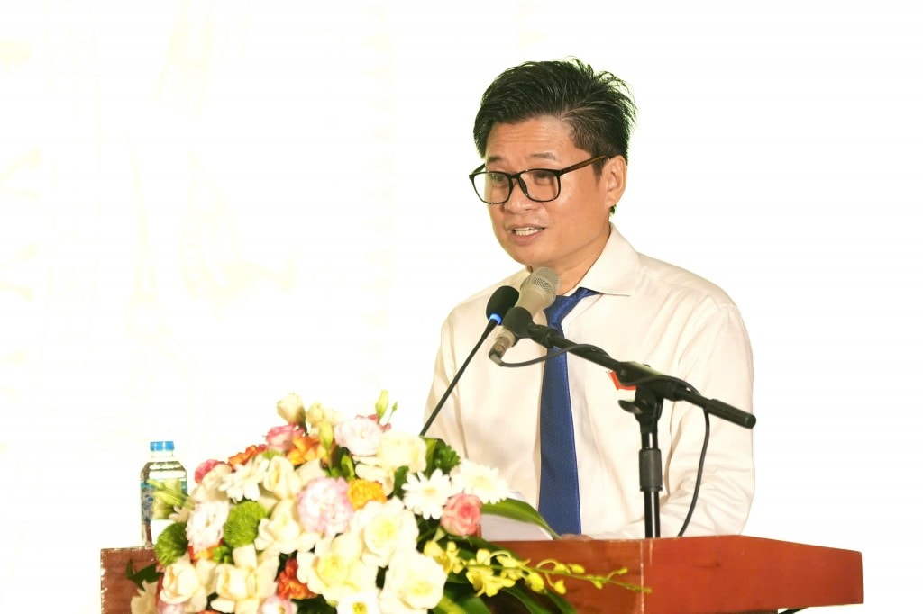 NSND Huỳnh Tấn Minh - Giám đốc Nhà hát Ca múa nhạc Thăng Long trình bày tham luận về phát triển công nghiệp văn hóa trên địa bàn thành phố Hà Nội