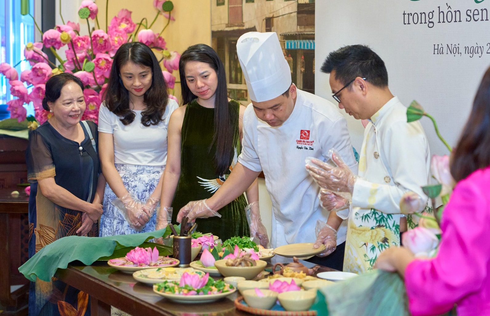 gioi-thieu-van-hoa-va-am-thuc-tu-sen-trong-chuong-trinh-lang-du-trong-hon-sen-to-chuc-tai-so-18-pho-phan-boi-chau-phuong-cua-nam-..jpg