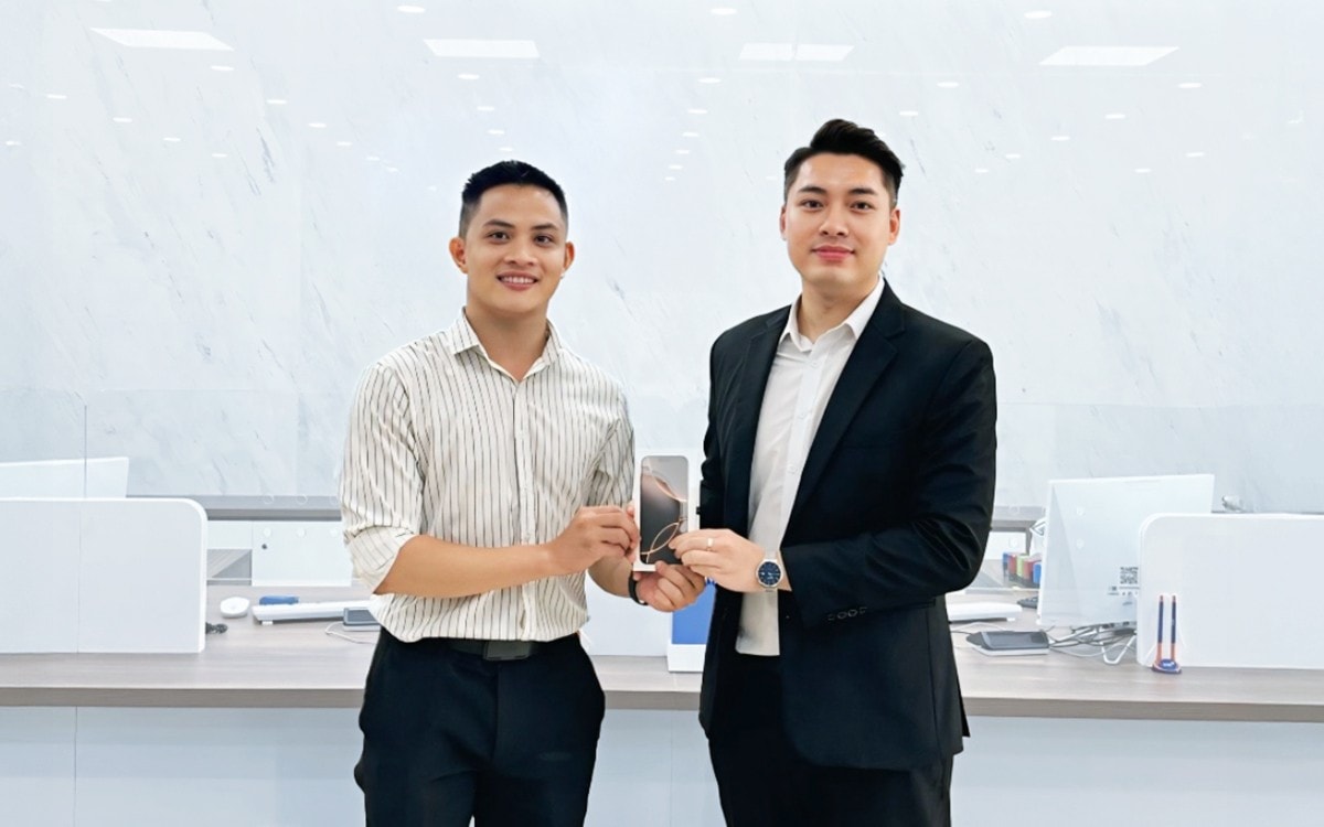 Anh Bạch Trọng Hoàng, khách hàng trúng thưởng iPhone 16 Pro Max tại VIB Cộng Hòa