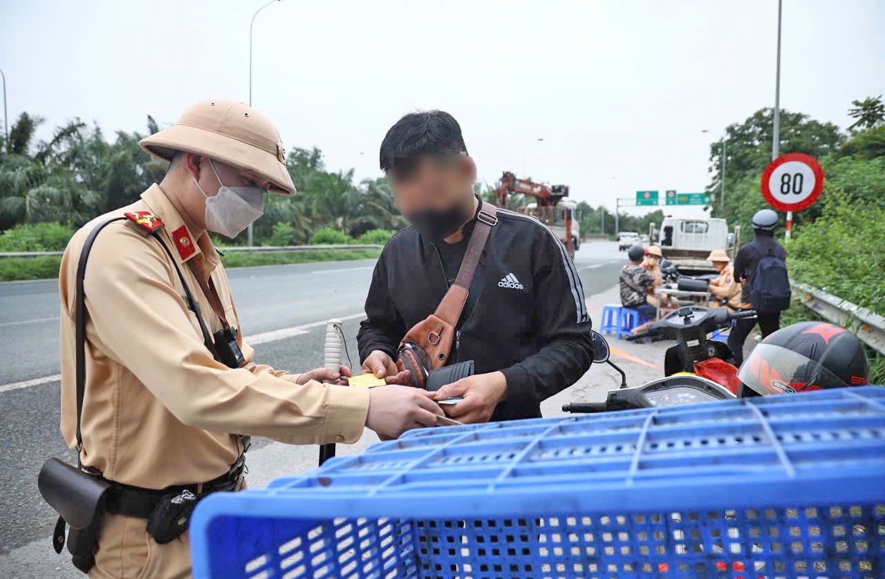 canh-sat-giao-thong-cong-an-thanh-pho-ha-noi-kiem-tra-mot-truong-hop-vi-pham-tai-dai-lo-thang-long.-anh-duong-hiep.jpg