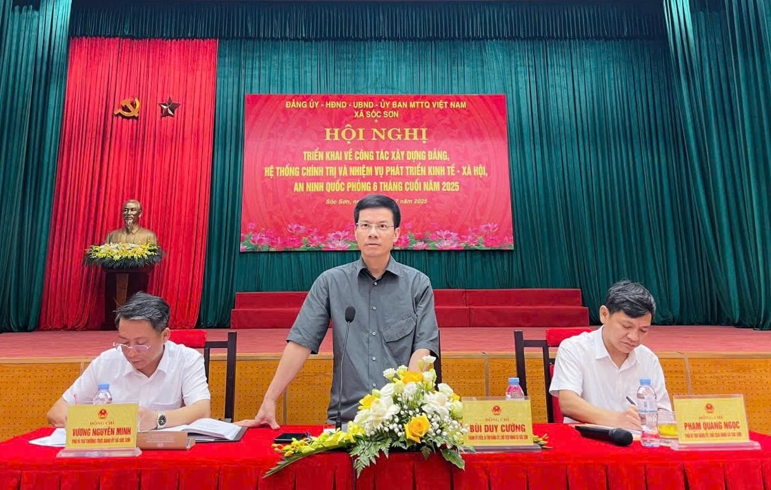 Bí thư Đảng ủy, Chủ tịch HĐND xã Sóc Sơn Bùi Duy Cường phát biểu tại hội nghị. Ảnh: Ngô Khiêm