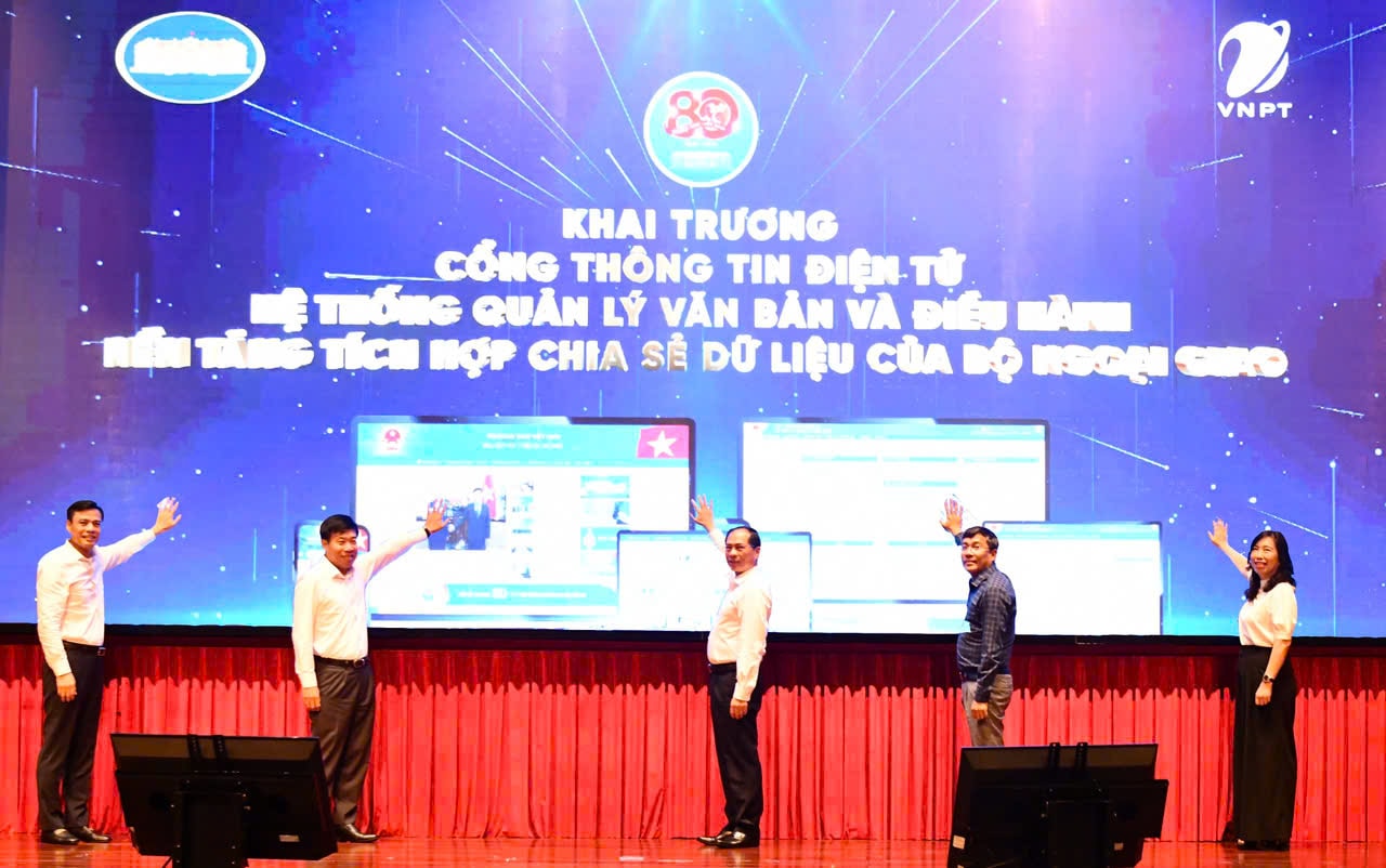 lanh-dao-bo-ngoai-giao-thuc-hien-nghi-le-khai-truong-3-phan-mem-chuyen-doi-so-trong-yeu-cua-bo.jpg