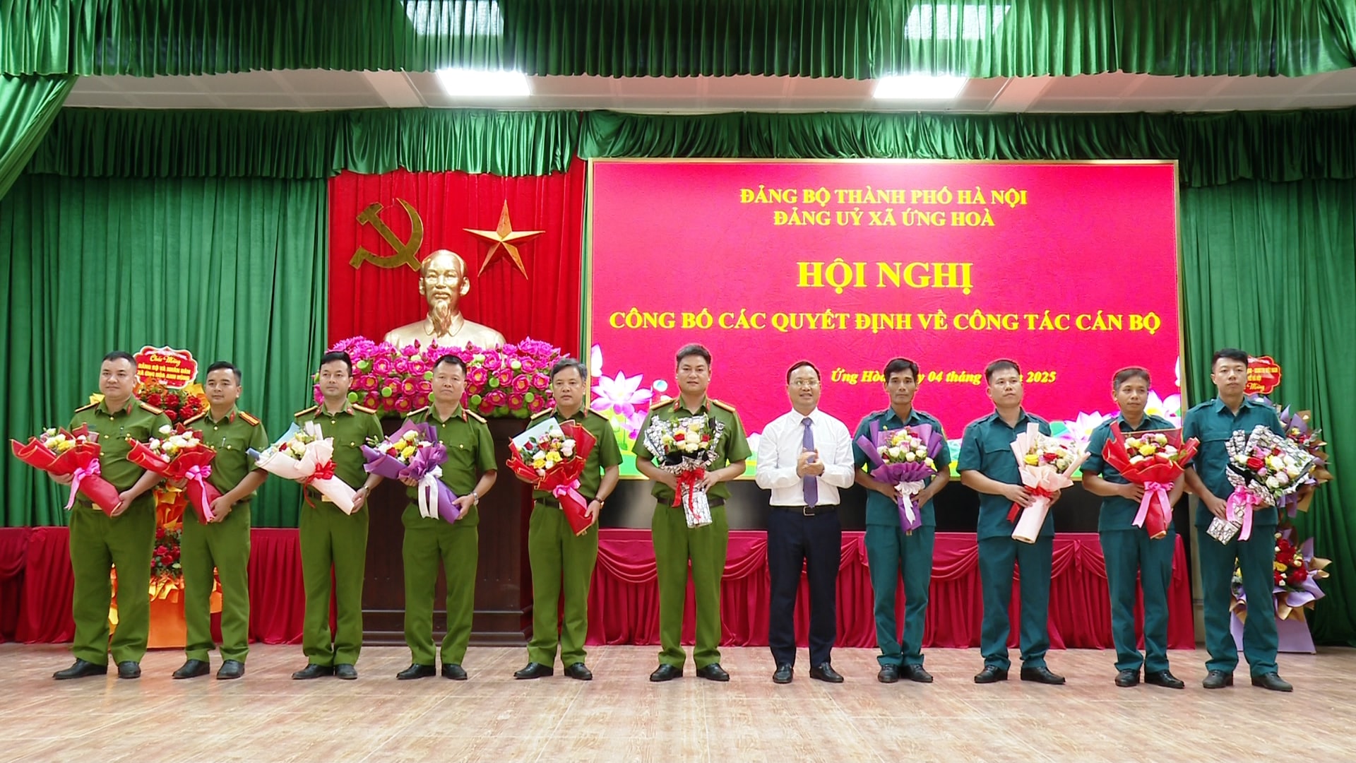 can-bo-xa-ung-hoa1.jpg