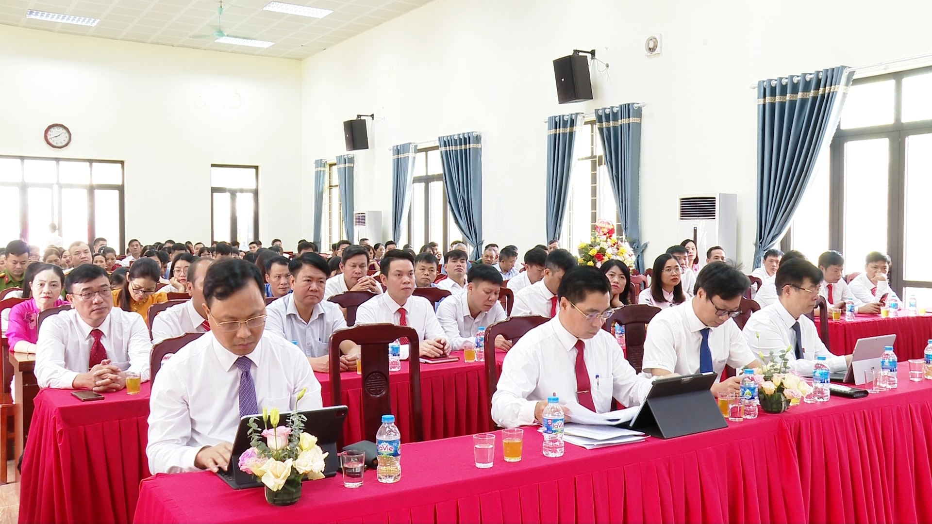 can-bo-xa-ung-hoa2.jpg