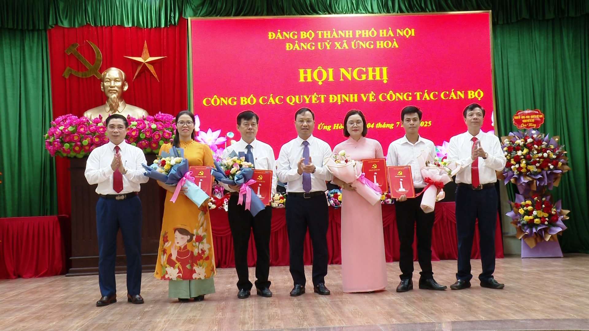 can-bo-xa-ung-hoa4.jpg