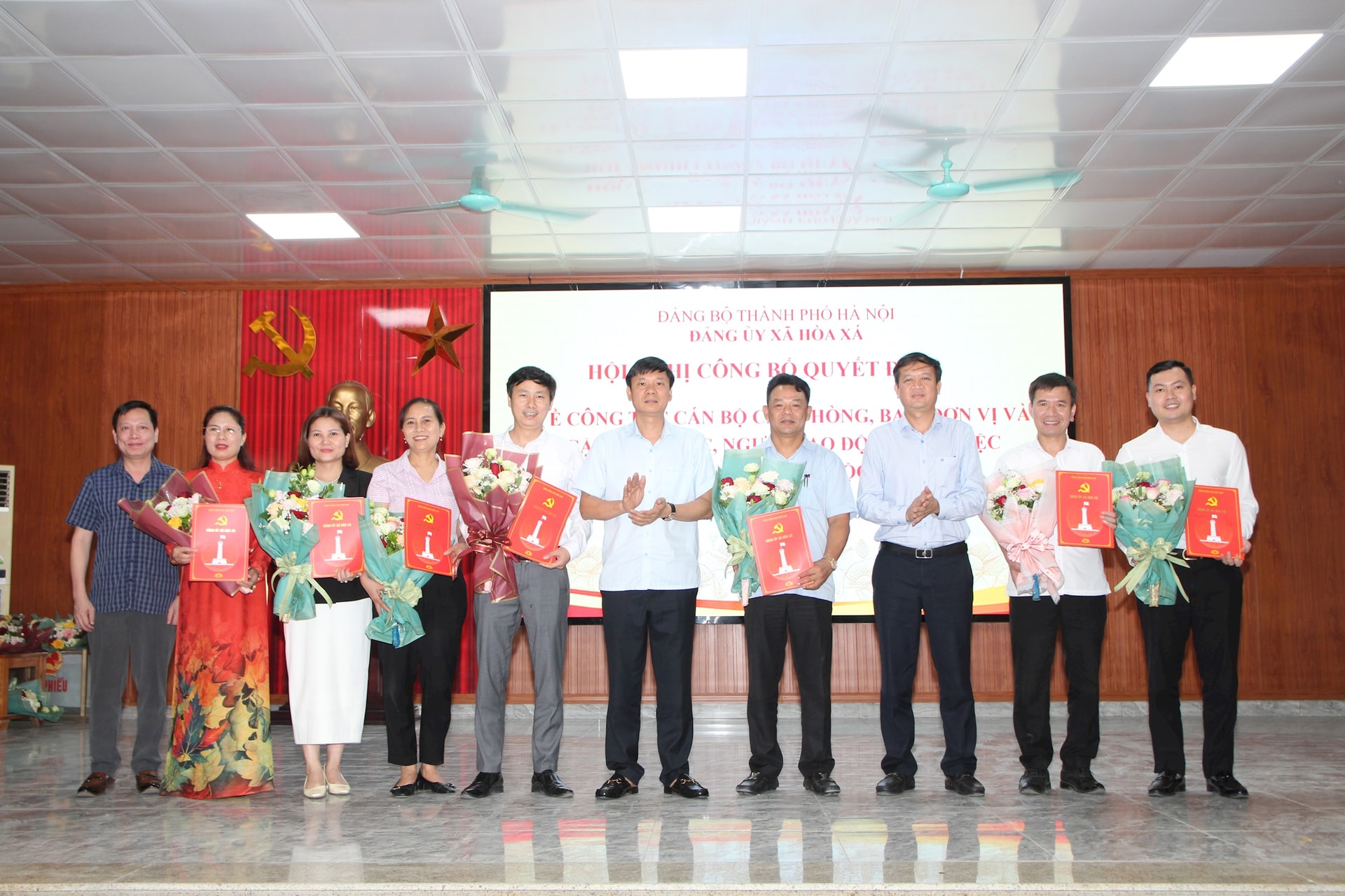 trao-quyet-dinh-can-bo-hoa-xa.jpg