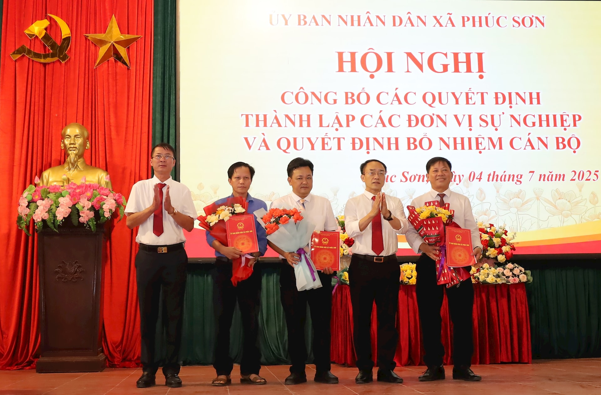 Thường trực Đảng ủy xã Phúc Sơn trao quyết định cơ quan sự nghiệp của xã. Ảnh: Kim Nhuệ