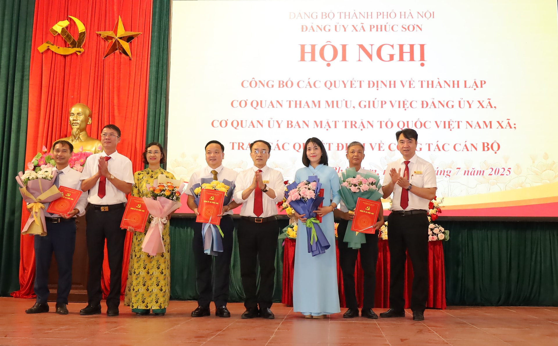 Thường trực Đảng ủy xã Phúc Sơn trao quyết định thành lập cơ quan thuộc Ủy ban MTTQ Việt Nam xã. Ảnh: Kim Nhuệ 