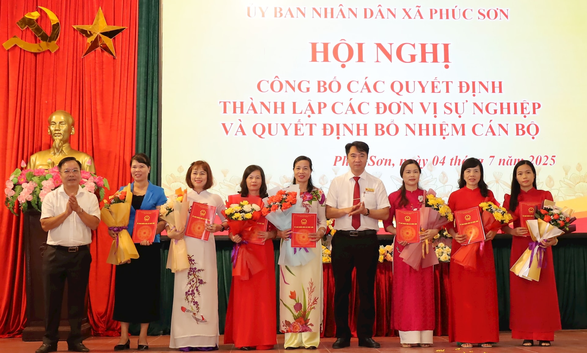 Lãnh đạo xã Phúc Sơn trao quyết định thành lập lại các trường học trên địa bàn xã. Ảnh: Kim Nhuệ